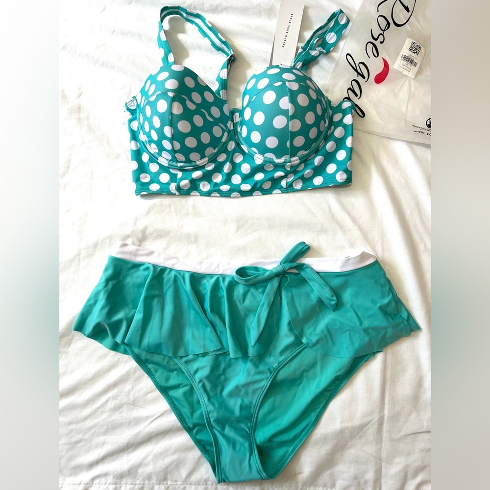 NWT Size 1X tankini, aqua w/ white polka dot top, underwire. Ruffle brief bottom